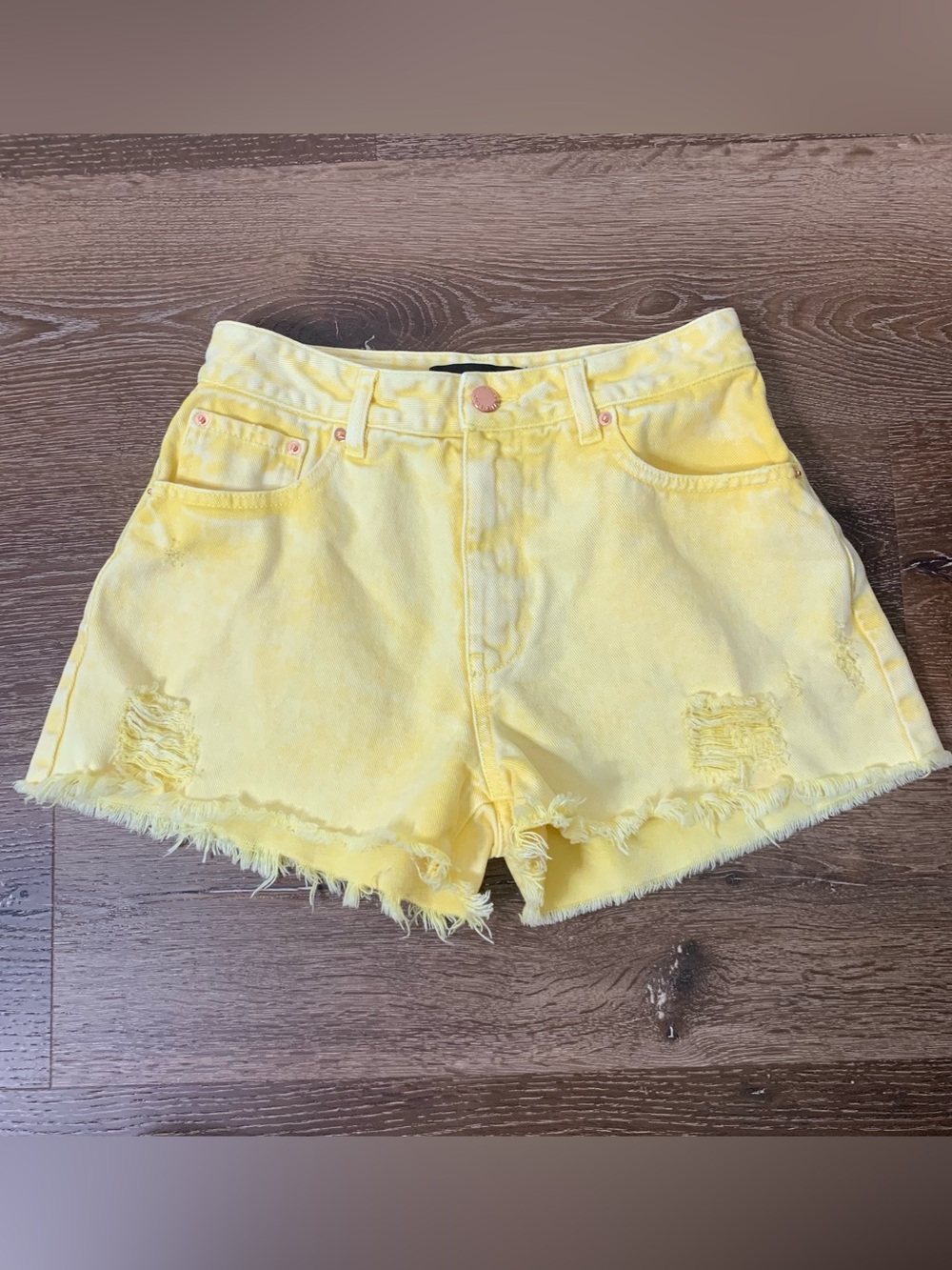Retrofête Suzi shorts lemonade yellow distressed frayed-hem 26